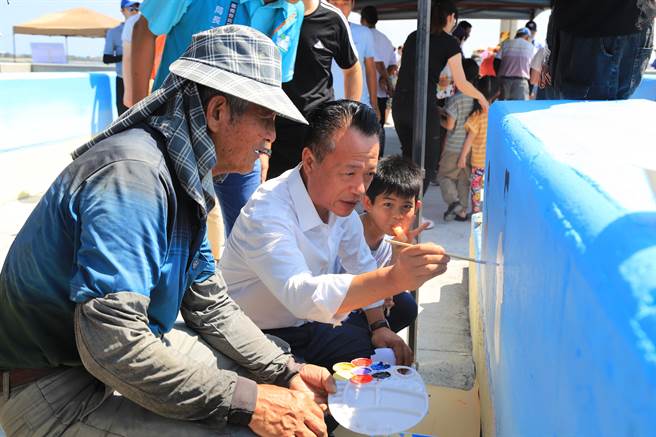 今环保局透过彩绘活动，盼提高民眾对海保关注，嘉义县县长翁章梁等人出席参与。（嘉义县政府提供∕吕妍庭嘉义传真）