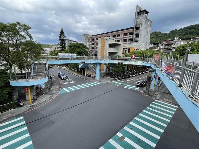 ▲位于七堵火车站后方的东新街陆桥近期为了事否拆除而照开会议收集意见，副议长杨秀玉认为因为有碍观瞻且占用人行道应拆，而议员曾怡芳与张耿辉都认为应做好配套措施，能确保学生安全再拆除。（徐佑升摄）