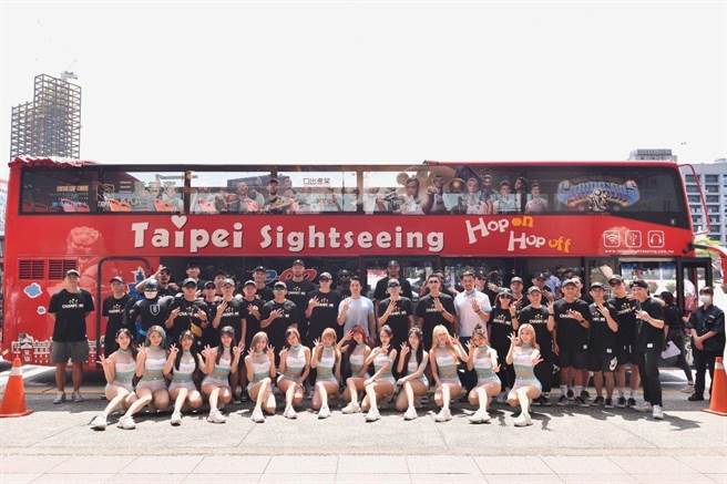 北市24日下午也舉行「市府感謝儀式暨三連霸封王遊行」及「球迷感恩會」，與民眾分享台北富邦勇士完成三連霸的喜悅。（北市體育局提供）