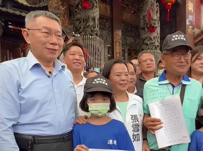 民眾党主席柯文哲（左）遇潭墘国小反废校联盟陈情，潭墘村长柯志宪（右一）递交陈情书。（孙英哲摄）