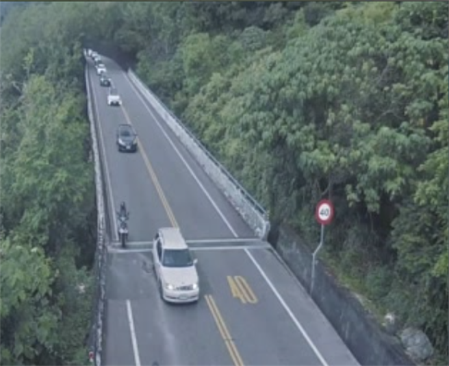 今天是端午连假倒数第2天，苏花路廊北上车潮自午后陆续出现，不过交通堪称顺畅。（摘自公路总局即时影像）