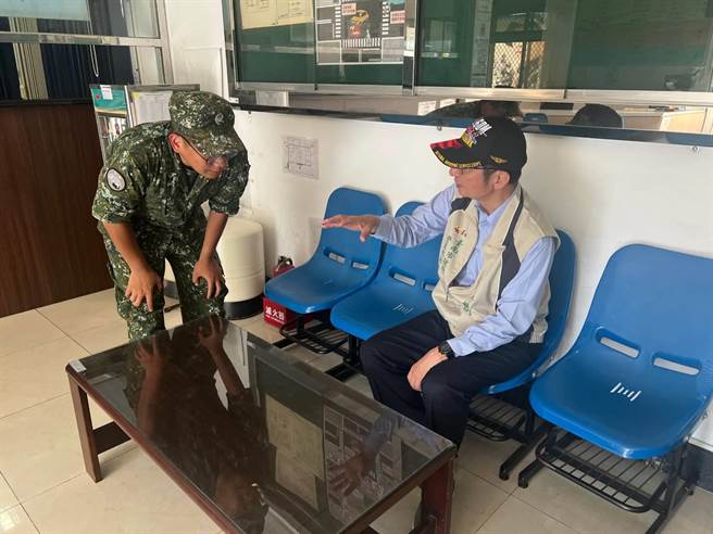蘇世斌(右)今天前往二空的空軍防空暨飛彈指揮部長安營區了解孳清狀況。(台南市衛生局提供／曹婷婷台南傳真)