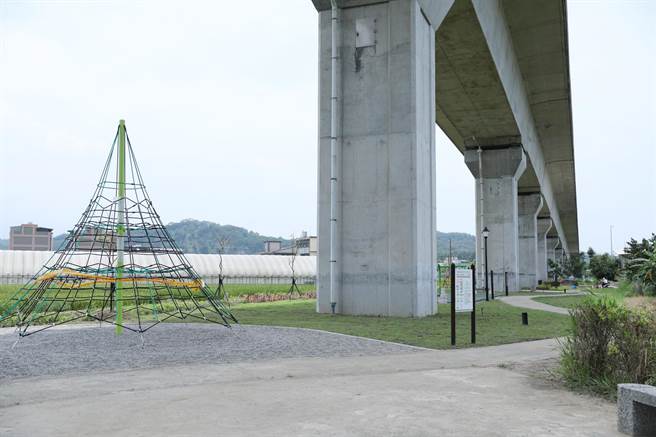 头份市公所将新华高铁桥下废弃空间重新打造成亲子公园。（头份市公所提供／谢明俊苗栗传真）