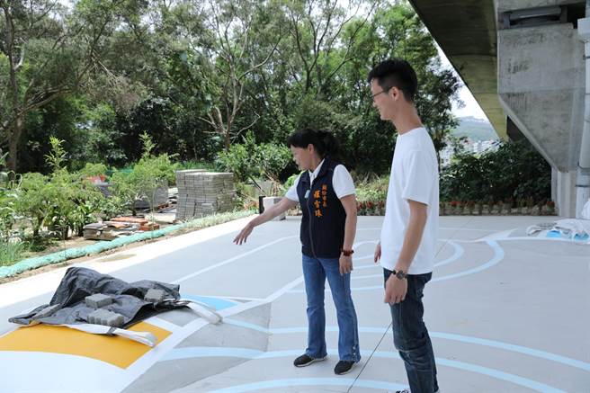 头份市公所将新华高铁桥下废弃空间重新打造成亲子公园，头份市长罗雪珠日前视察后允诺尽快开放使用。（头份市公所提供／谢明俊苗栗传真）