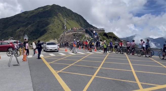 2023崇越盃武嶺自行車挑戰賽今天登場，警方加派警力進行交通疏導。（仁愛分局提供／張亦惠台中傳真）