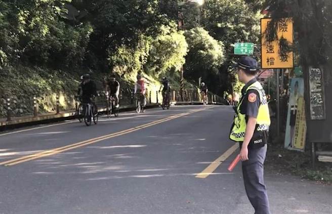 2023崇越盃武嶺自行車挑戰賽今天登場，警方加派警力進行交通疏導。（仁愛分局提供／張亦惠台中傳真）