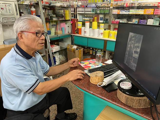前板桥港德里里长郑辉吉翻出28年前气爆的照片，回忆当时就像人间炼狱。（王扬杰摄）