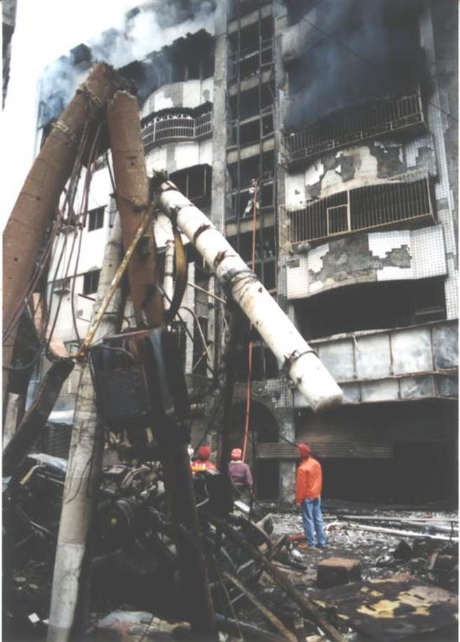 1995年板桥中正路发生严重气爆。（郑辉吉提供）