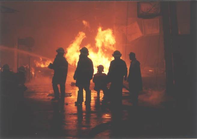 1995年板桥中正路发生严重气爆。（郑辉吉提供）