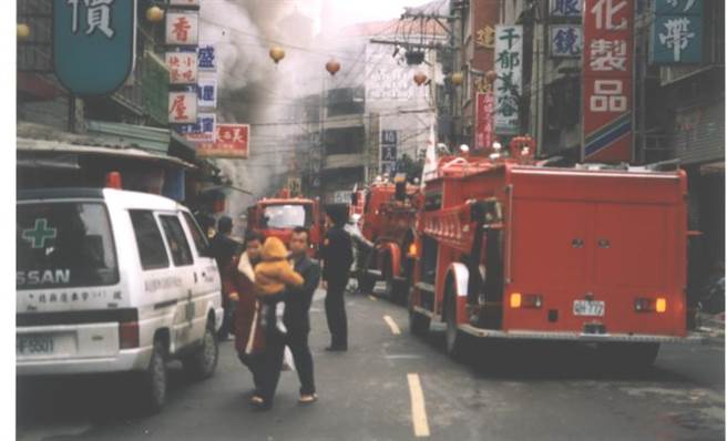 1995年板桥中正路发生严重气爆。（郑辉吉提供）