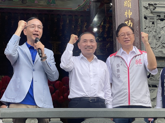 新北市長、國民黨總統參選人侯友宜（中）23日在國民黨主席朱立倫（左一）和桃園市長張善政（右一）陪同下到桃園參香。（圖／呂筱蟬攝）