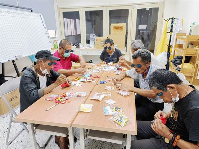 中市社会局邀请街友学做手工缝100个香包，端午节送小朋友传爱。（台中社会局提供／陈淑芬台中传真）