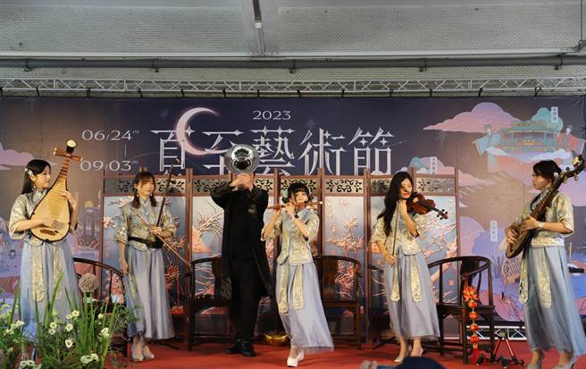 云林县的凤鸣斋国乐团代表云林县在今年的四县市夏至艺术节开幕典礼演出。（周丽兰摄）