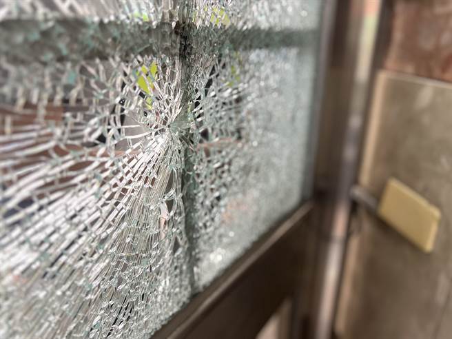 民宅大门玻璃窗遭BB枪打破。（警方提供）