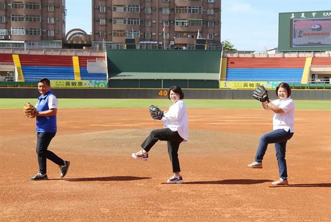嘉义市长黄敏惠、嘉义市议员张秀华、陈家平应邀为第一届兰潭棒球OB赛开球。（嘉义市政府提供/吕妍庭嘉义传真）