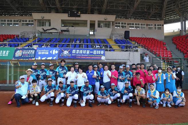 第一届兰潭棒球OB赛今正式开打，近60位兰潭国中校友及现役球员登上嘉义市立KANO棒球场开战。（嘉义市政府提供/吕妍庭嘉义传真）