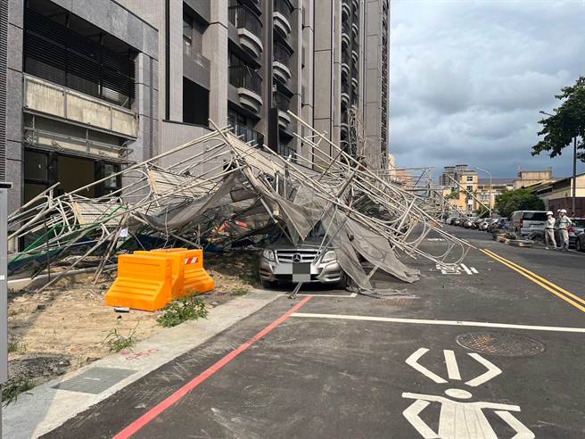 台中知名建商建案鷹架被強風吹倒，　路邊賓士等6車慘遭壓頂。（民眾提供／陳淑芬台中傳真）