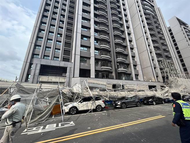 台中知名建商建案鷹架被強風吹倒，　路邊賓士等6車慘遭壓頂。（民眾提供／陳淑芬台中傳真）