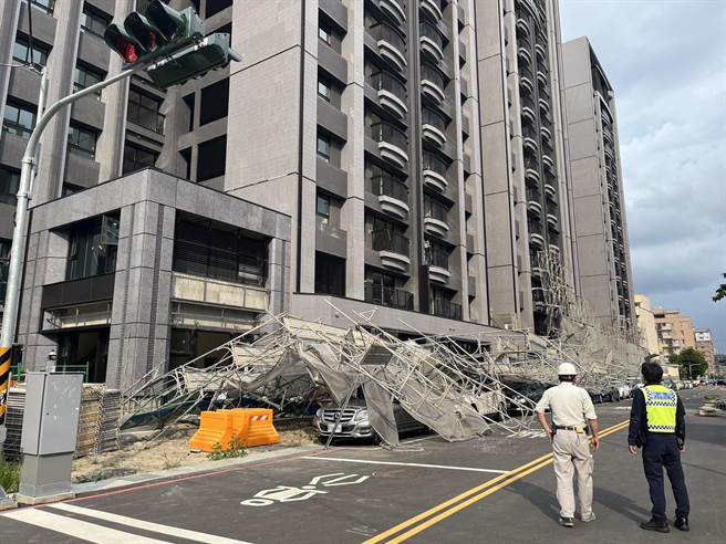 台中知名建商建案鷹架被強風吹倒，　路邊賓士等6車慘遭壓頂。（民眾提供／陳淑芬台中傳真）