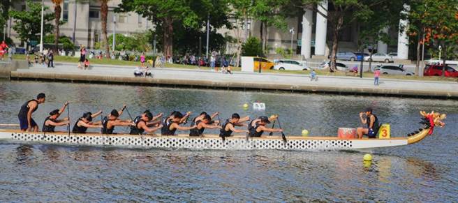 海军官校龙舟队报名参加大专组，队员奋力参赛。（海军官校提供／林瑞益高雄传真）