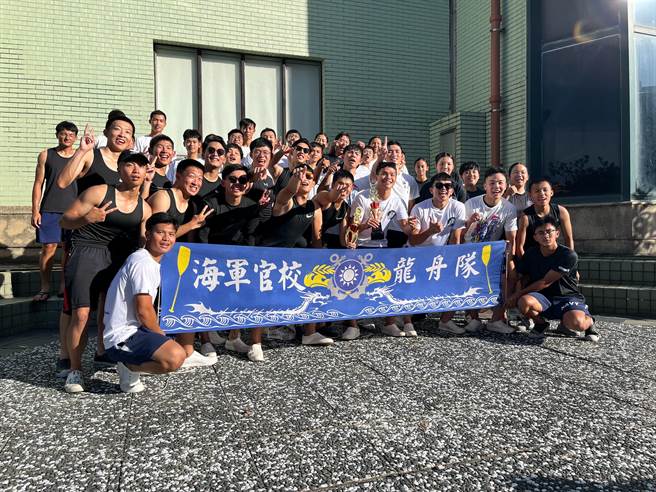 海军官校龙舟队报名参加大专组，表现优异。（海军官校提供／林瑞益高雄传真）