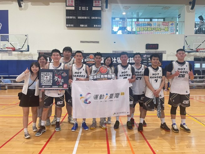 112年台北市籃球社區聯誼賽大同區賽後合影。(台北市體育局提供)