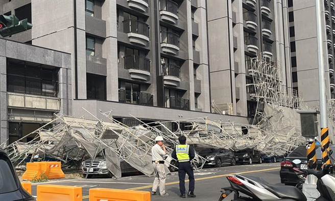 台中知名建商建案鹰架被强风吹倒，　路边宾士等6车惨遭压顶。（民眾提供／陈淑芬台中传真）