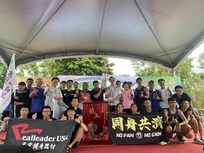 龙潭陂塘龙舟赛大溪区队勇夺龙王宝座。(吕筱蝉摄)