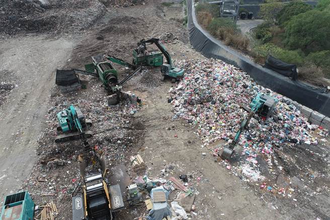 台中市环保局长陈宏益表示，今年因垃圾减量奏效，大里掩埋场垃圾今年预计运出5000公吨到文山、后里焚化炉储坑。（台中市政府提供／张亦惠台中传真）