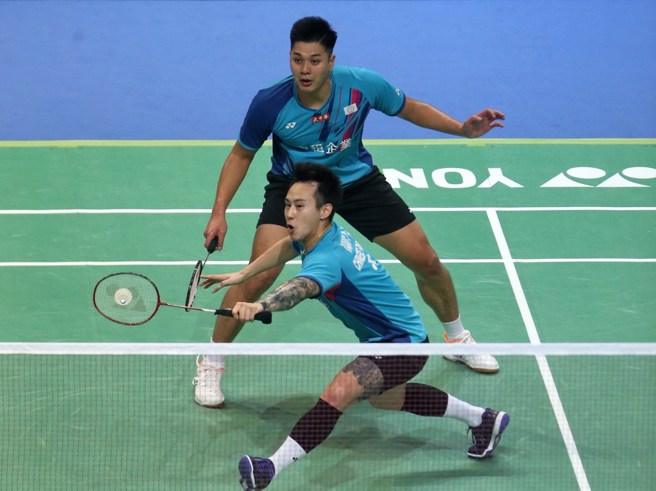 杨博涵(前)与卢敬尧携手闯进台北公开赛男双冠军赛。(杜宜谙摄)
