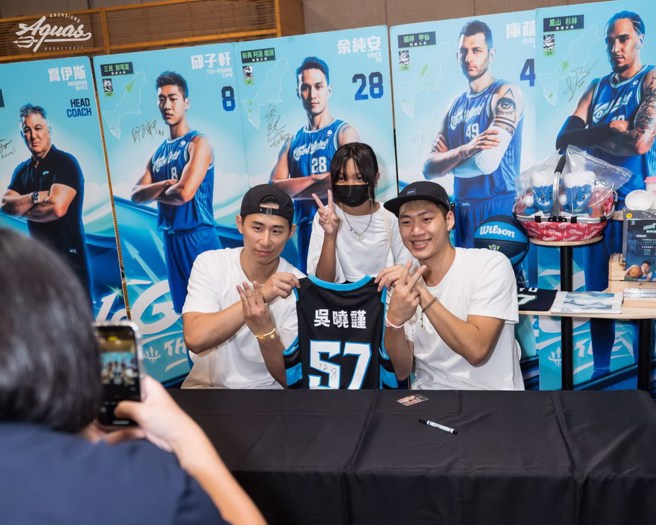 林任鸿(左)、邱子轩担任一日店长。(高雄全家海神提供)