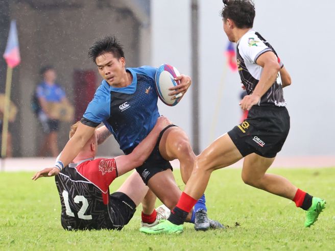 台北元坤队长姚致尧(中间持球者)为球队完成第一次达阵，也替球队写下跨季9连胜佳绩。(台北元坤提供)