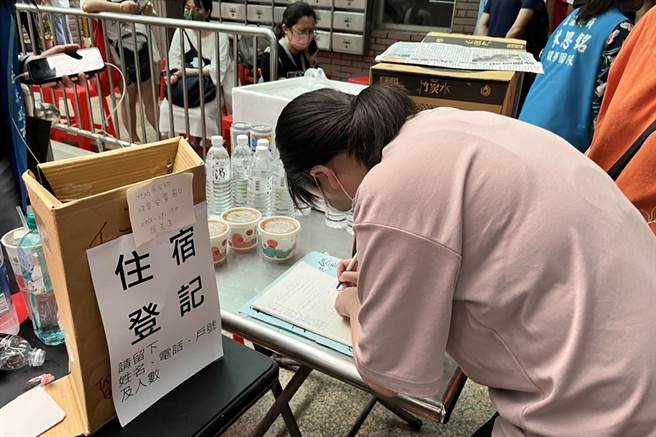 竹北瓦斯气爆案，县府协助帝王至尊社区所有居民暂时外宿。（新竹县政府提供／罗浚滨新竹传真）