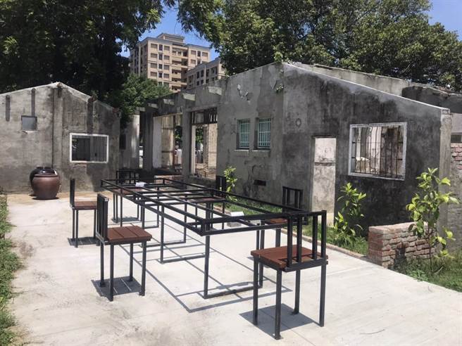 屏东遗构公园空翔区24日正式启用，园区内无法修復的日式建筑，在知名创作人方文山、在地年轻艺术家郑隽等人的巧思下，全部华丽转身被保留下来。（谢佳潾摄）