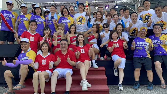 史上首次府会龙舟表演赛热闹开战，双方赛前互相呛声，气势非凡，也炒热现场气氛，最终由市府队击败议会队。（洪浩轩摄）