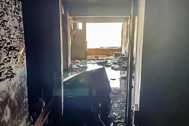 竹北气爆案灾情最严重的帝王至尊9楼住户，消防人员进入搜证厘清气爆原因。（民眾提供／罗浚滨新竹传真）