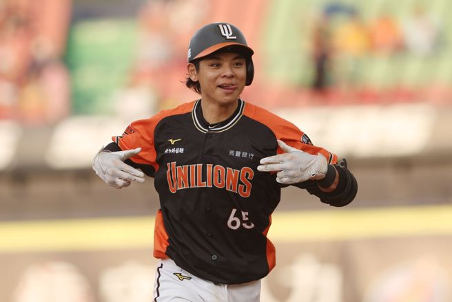 统一狮陈重羽从中信兄弟德保拉手中敲出阳春炮。（统一狮提供）