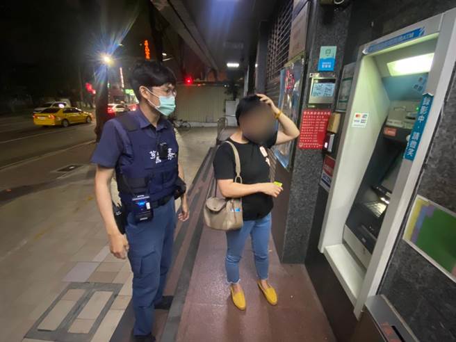 妇人不知遭诈操作ATM匯款，员警立即上前拦阻。（翻摄照片／崔正纲高雄传真）