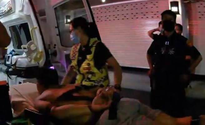 朱姓健美教练入住台中1家汽旅，狂吼乱叫遭警方上铐，强制送医。（民眾提供／陈淑芬台中传真）