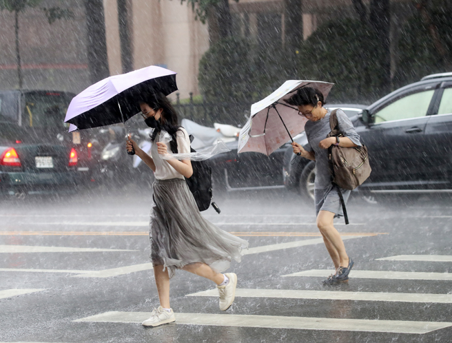 明（25）日各地天气炎热，午后仍有局部降雨、雷阵雨，外出要记得携带雨具。（示意图／本报资料照片）
