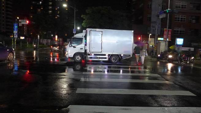 新北市新庄今(24)日晚间发生一起行人车祸，有名男子当时疑似闯红灯，步行穿越马路时，被行驶而过的货车撞飞。(黄敬文翻摄)
