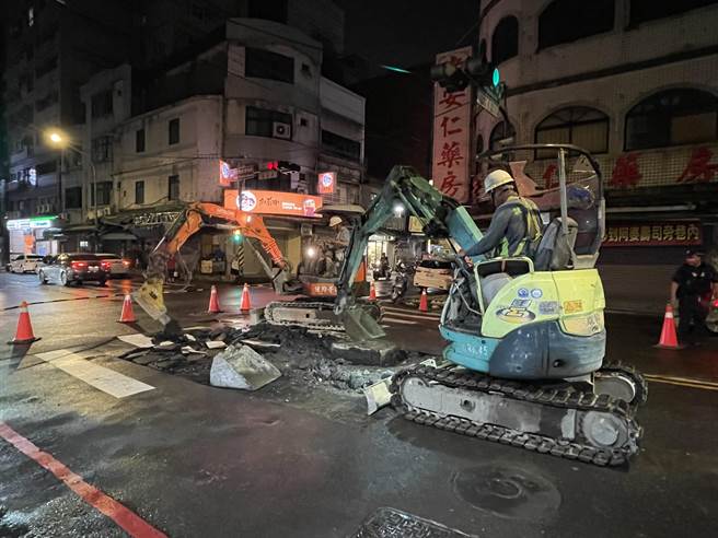 新北市鶯歌區今下午出現豪大雨，建國路和中正一路口受豪雨影響，路面破損約50公尺，鶯歌區公所已緊急派員搶修，預估今晚12時可恢復通行。（蔡雯如攝）