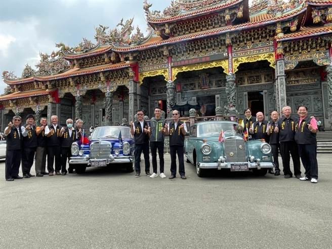 车队于端午连续假日期把心爱的古董车开到竹林山观音寺广场供民眾打卡拍照，并匯集10万元的爱心捐款，捐赠予区内弱势、独居长辈关怀。(黄敬文翻摄)