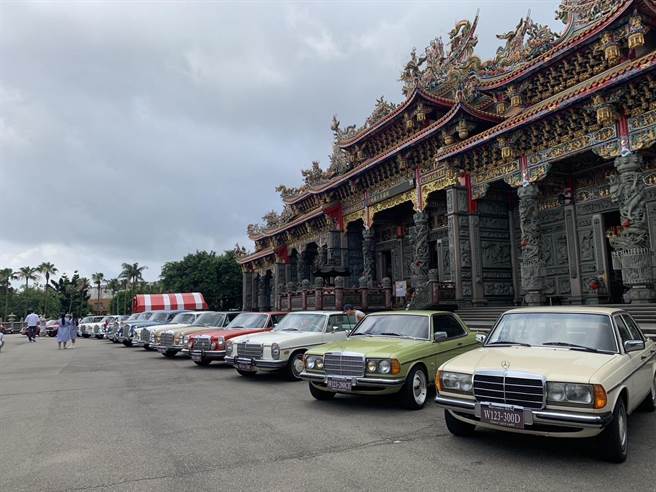 竹林山观音寺20多部经典传奇古董车及匯集各界爱心捐款实践观音佛祖照顾弱势的慈悲大愿，一起照顾有需求的民眾与家庭。(黄敬文翻摄)