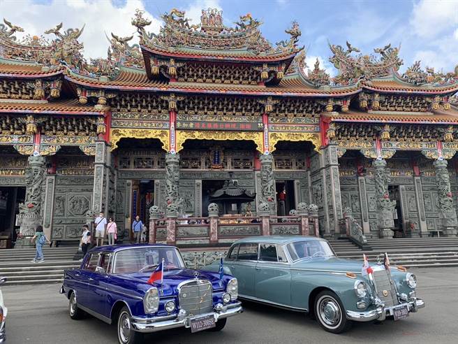 竹林山观音寺20多部经典传奇古董车及匯集各界爱心捐款实践观音佛祖照顾弱势的慈悲大愿，一起照顾有需求的民眾与家庭。(黄敬文翻摄)