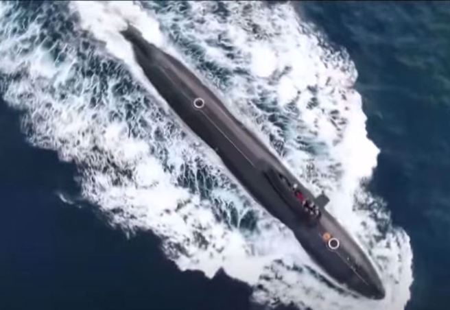 隶属解放军南部战区的潜舰在南海主动以敌舰为实战演训对象。（央视）