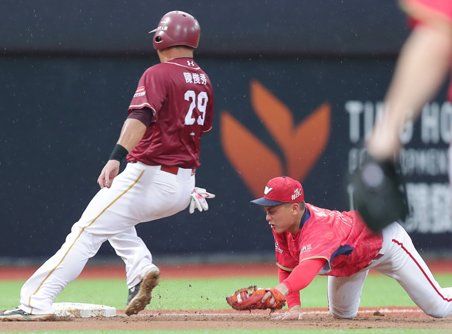 乐天桃猿陈俊秀在4局上的挑战成功改判成为比赛胜负关键。（季志翔摄）