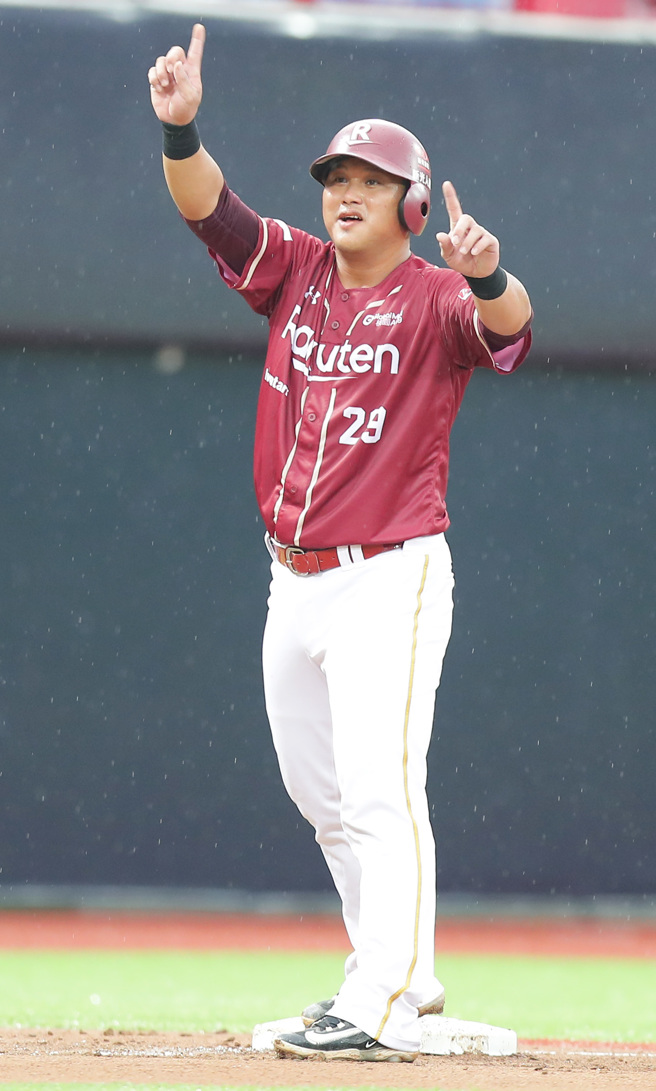 乐天桃猿陈俊秀在4局上的向教练团建议提出电视辅助判决，最终成功改判成为比赛胜负关键。（季志翔摄）