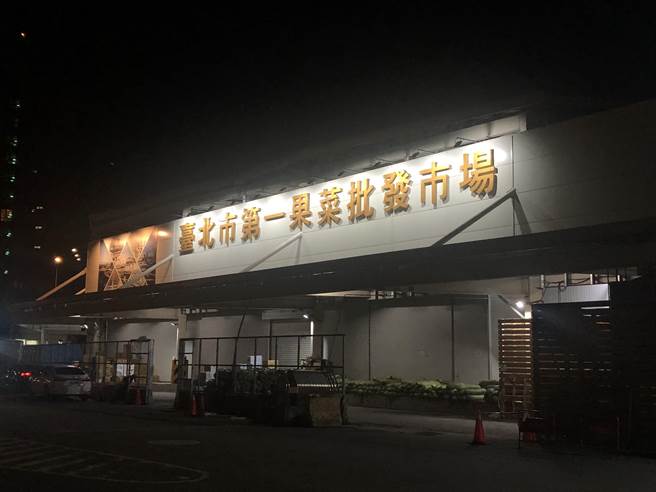 北市第一果菜市场业者发现，5月试算电费帐单后每度被收3.3元以上，但北农却说仍收每度2.9元，让他们惊觉被超收电费。（张芷瑜摄）