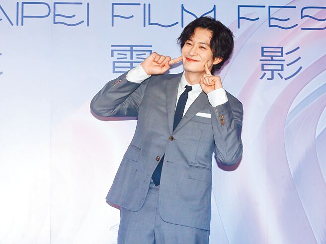 冈田将生昨来台参加首映记者会，摆出可爱姿势迷倒粉丝。（粘耿豪摄）